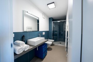 Dusche, Haartrockner, Bidet, Handtücher