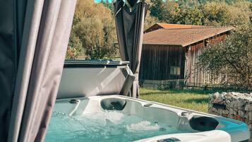 Bañera de hidromasaje al aire libre