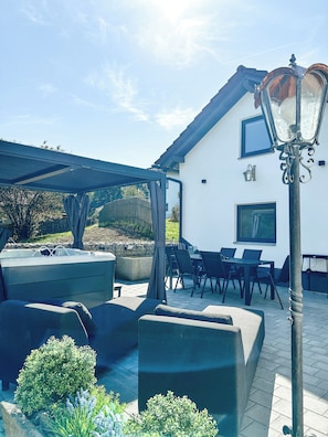 Outdoor dining - Waldklang Suite, incl. whirlpool and wellness area, sauna (Bad Kötzting)