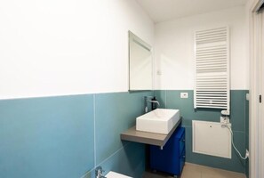 Dusche, Haartrockner, Bidet, Handtücher
