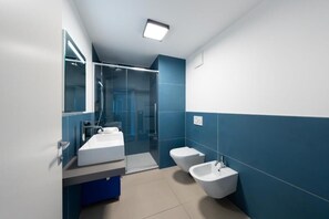 Dusche, Haartrockner, Bidet, Handtücher