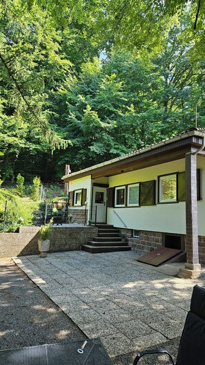 Exterior - Vacation home Elfenhain: Fantastic view of the Weser & modern furnishings. (Bodenwerder)