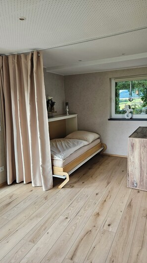 Interior - Vacation home Elfenhain: Fantastic view of the Weser & modern furnishings. (Bodenwerder)