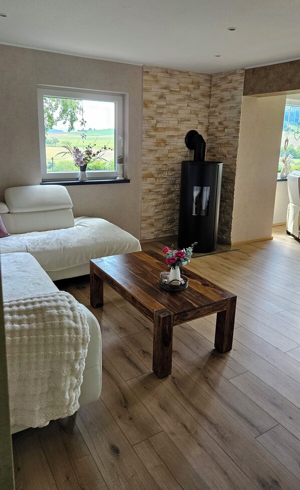 Interior - Vacation home Elfenhain: Fantastic view of the Weser & modern furnishings. (Bodenwerder)