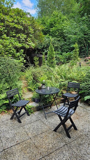 Outdoor dining - Vacation home Elfenhain: Fantastic view of the Weser & modern furnishings. (Bodenwerder)