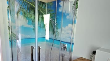 Douche, sĂšche-cheveux, serviettes fournies, savon