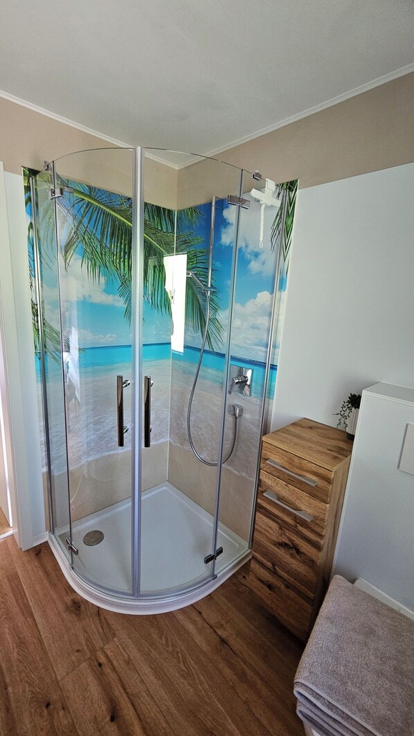 Dusche, Haartrockner, Handtücher, Seife