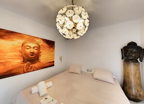 4 bedrooms, iron/ironing board, internet, bed sheets