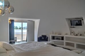 4 bedrooms, iron/ironing board, internet, bed sheets