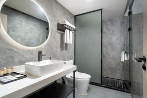 Ducha, artículos de tocador gratuitos, secador de pelo, toallas