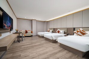 Family Triple Room | Desk, laptop workspace, free WiFi - KAJI Hotel (Guangzhou)