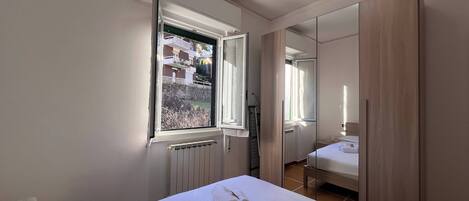 Apartment, 1 Schlafzimmer, Balkon, Hügelblick | Bügeleisen/Bügelbrett, kostenloses WLAN, Bettwäsche