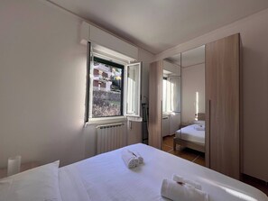 Laptop workspace, iron/ironing board, free WiFi, bed sheets - Inviting 1-bedroom flat with Balcony (Rapallo)