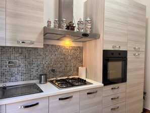 شقة - غرفة نوم واحدة - بشرفة - منظر للتل | مطبخ خاص | ثلاجة، ميكروويف، فرن، موقد طهي مسطح