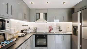 Frigorífico, microondas, horno y placa de cocina