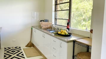 Frigorífico, microondas, placa de cocina y cafetera o tetera