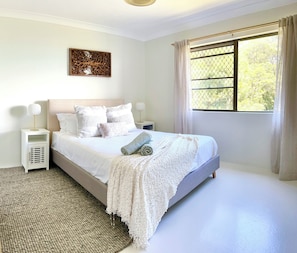 Iron/ironing board, free WiFi, bed sheets