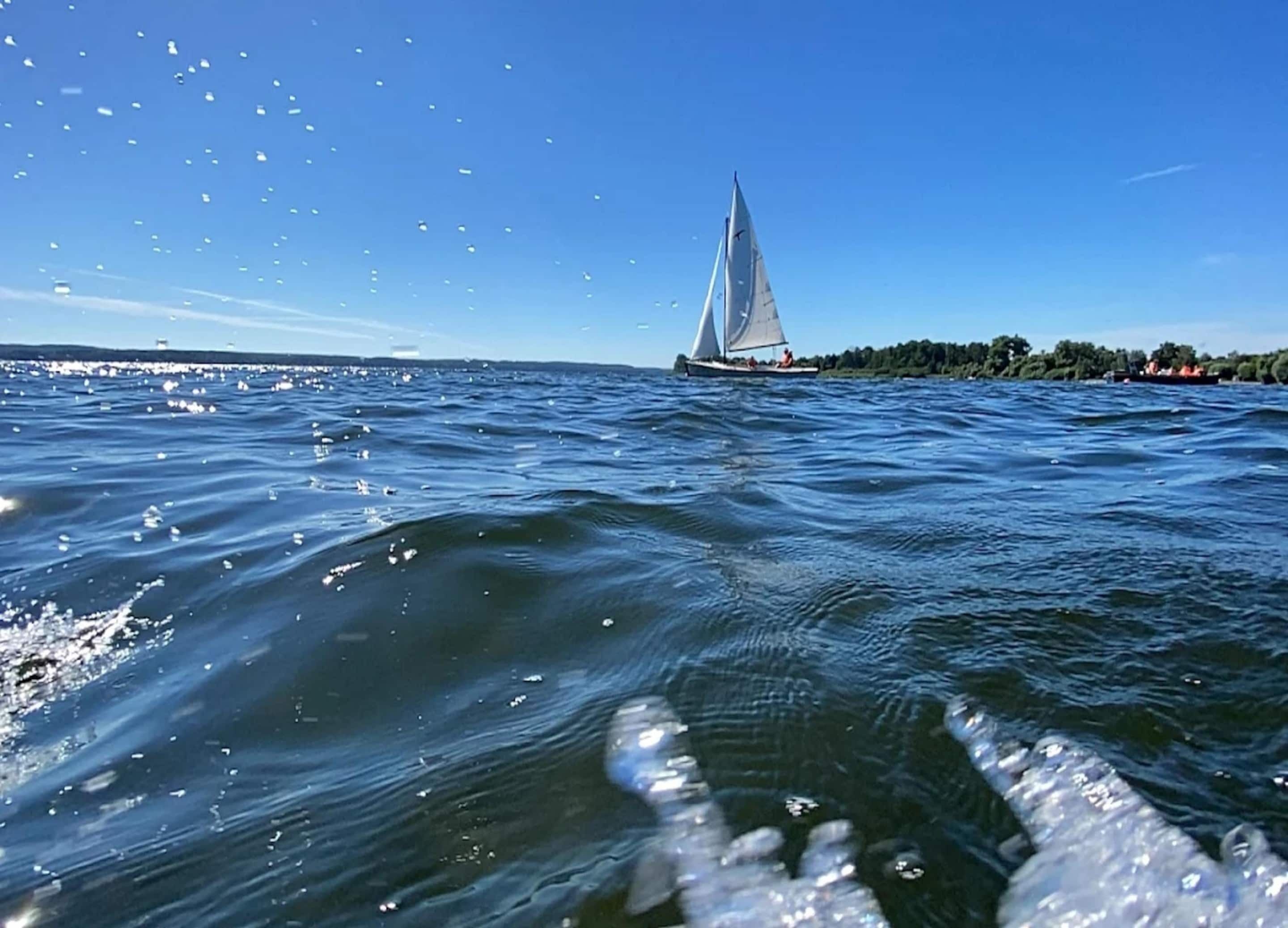 Un velero en un mar tranquilo con cielo despejado.