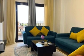 Living area - Cool chalet with AC, side sea view – Hurghada Concierge at Turtles Beach Resort (Hurghada)