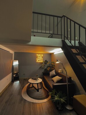 Family Room | Living area | 32-inch LED TV with digital channels - ZEUS LIVING OLD QUARTER HANOI (Dong Xuan Ward, Hoan Kiem District)