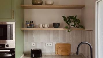 Frigorífico, microondas, horno y placa de cocina