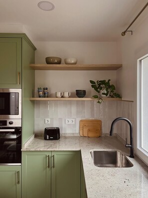 Frigorífico, microondas, horno y placa de cocina