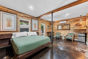 4 chambres, bureau, fer et planche à repasser, lit parapluie