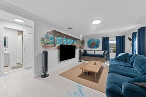 Tv och ett bordtennisbord
