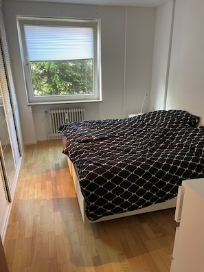 2 bedrooms, internet, bed sheets
