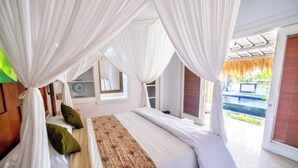 Quarto com uma cama grande, cortinas brancas e vista para uma piscina.
