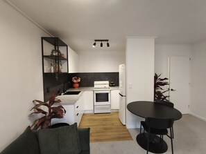 Kylskåp, mikrovågsugn, ugn och kaffe- och tebryggare