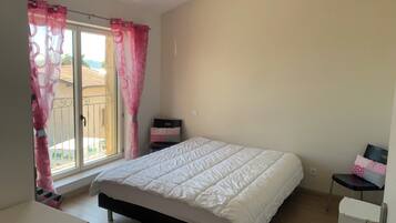 2 bedrooms, travel cot, bed sheets