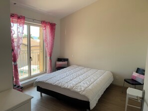 Travel cot, bed sheets