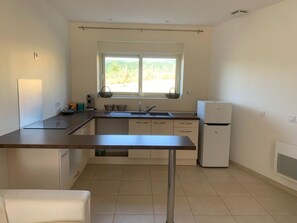 Fridge, stovetop, coffee/tea maker, electric kettle