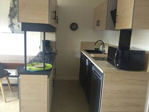 Réfrigérateur, four à micro-ondes, lave-vaisselle