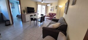 Living area - 5-person apartment facing the sea (Cagnes-sur-Mer)