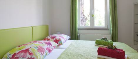 1 habitación, tabla de planchar con plancha, wifi y ropa de cama