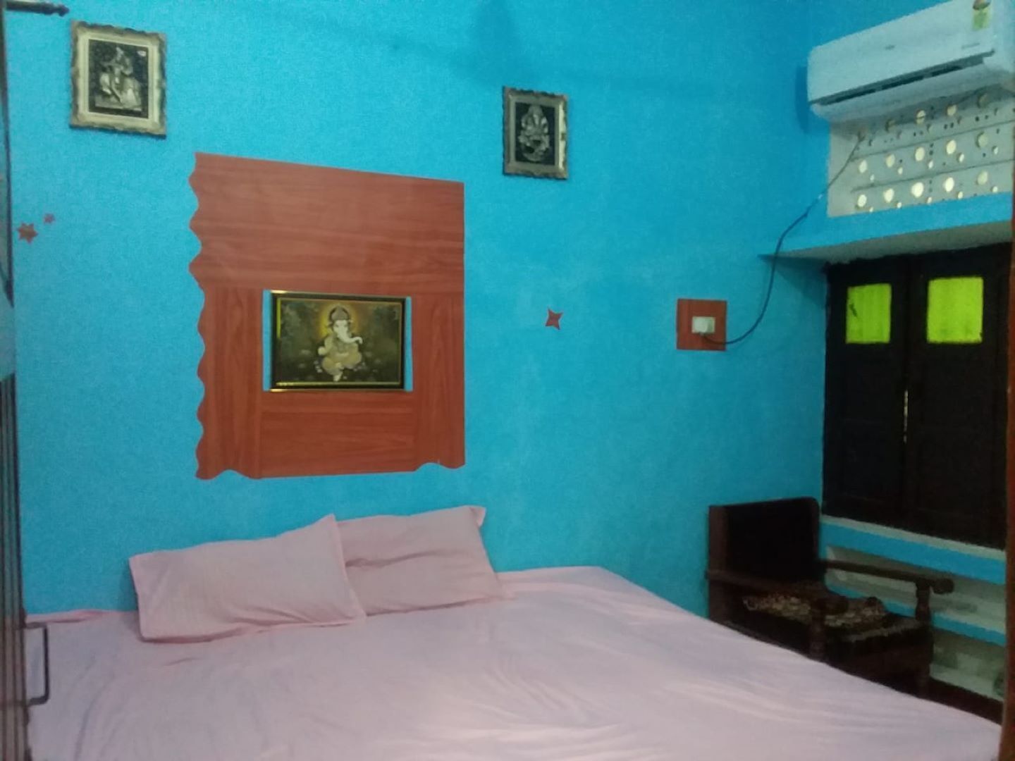 4 habitaciones, tabla de planchar con plancha, wifi y ropa de cama 