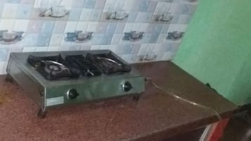 Geladeira, cooktop, chaleira elétrica