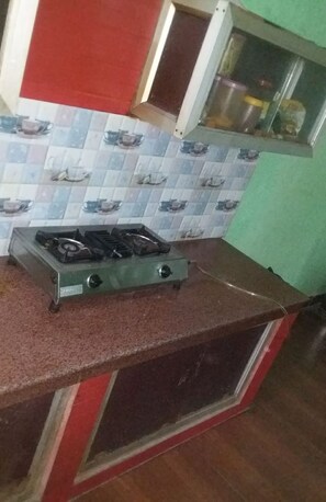 Refrigerador, parrilla de estufa y tetera eléctrica 