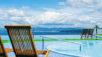 Una piscina al aire libre de temporada
