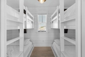 5 bedrooms, desk, iron/ironing board, WiFi
