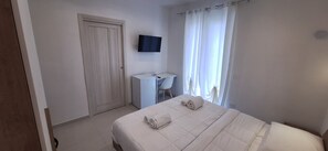 Economy kamer | Luxe beddengoed, donzen dekbedden, bedden met traagschuimmatras