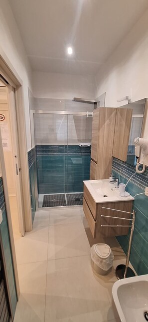Chambre Économique | Salle de bain | Douche, douche à « effet pluie », sèche-cheveux, bidet