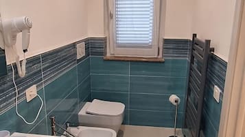Habitación económica | Baño | Ducha, cabezal de ducha tipo lluvia, secador de pelo y bidé