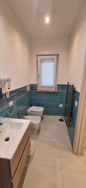 Kamar Ekonomi | Kamar mandi | Shower, pancuran hujan, pengering rambut, dan kloset