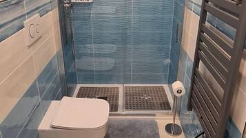 Standardværelse | Badeværelse | Bruser, brusehoved med spredningseffekt, hårtørrer, bidet
