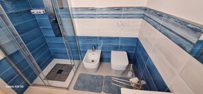 Superior kamer | Badkamer | Een douche, een regendouche, een haardroger, een bidet
