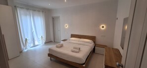 Standard Room | Premium bedding, down comforters, memory foam beds, in-room safe