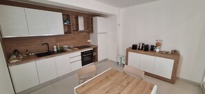 Resortwoning, meerdere bedden, airconditioning, uitzicht op stad | Gemeenschappelijke keuken | Een koelkast/vriezer, een magnetron, een oven, een kookplaat